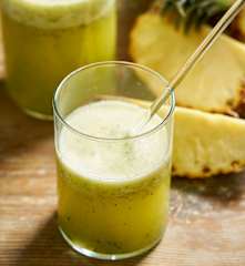 Suco de abacaxi com hortelã