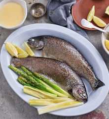 Trutas com molho holandês