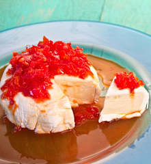 Camembert z serkiem kremowym i marynowaną papryką