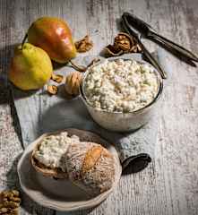 Birnen-Walnuss-Obazter mit Ziegenkäse