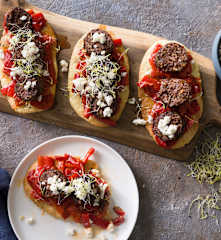 Tosta de morcilla de Burgos y pimientos salteados al vino tinto
