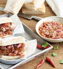 Choripanes con salsa pebre