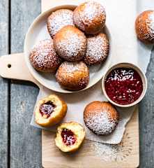 Beignets à la confiture de framboises