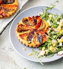 Tarte aux légumes et pois chiches, salade fraîche