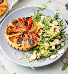 Torta salata di verdure e contorno di insalata