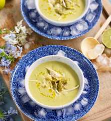 Gazpacho Thai de alcachofas y espárragos