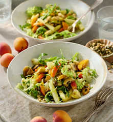 Spargelsalat mit geschmorten Pilzen, Aprikosen und Kernen