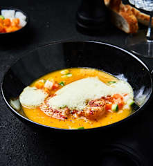 Oosterse Pompoensoep met Reuzegarnalen en Kerrieschuim