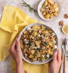 Sałatka ziemniaczana z rumienioną cebulą, orzechami i serem pleśniowym (z osłoną noża miksującego 2.0)