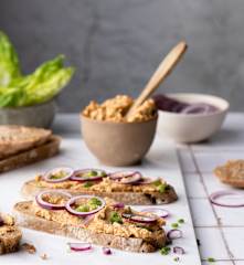 Queso vegano rústico con cerveza y cominos