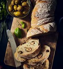 Rustikales Brot mit Nüssen und Frühlingskräutern