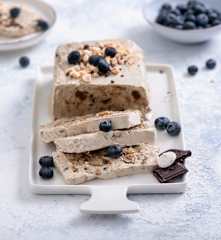 Chałwowe parfait z bakaliami