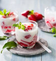 Fresas y gelatina con bebida láctea