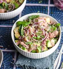 Ensalada de atún y aguacate con cebollas fermentadas (con cortador)