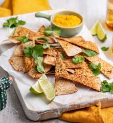 Nachos z tortilli i sos mango-chili