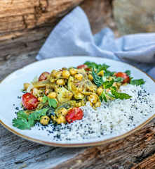 Caril de vegetais e grão