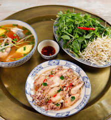 Mực hấp kiểu Thái, canh chua cá, rau ăn kèm