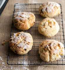 Petits pains moelleux aux fruits secs et yaourt