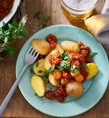 Neue Kartoffeln mit Tomaten-Hack-Stippe