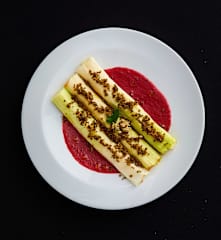 Cannelloni di porro al baccalà mantecato su salsa di rapa rossa di Mattia Poggi