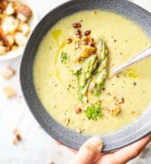 Potage aux orties et granola au curry