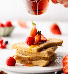 Tortita de clara de huevo con coco y frutos rojos