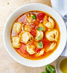 Soupe de tomates aux tortellinis de viande hachée
