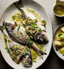 Τσιπούρες στον ατμό σε ζωμό με πατάτες