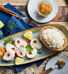 Ballotines de poulet aux tomates confites, chutney pomme-rhubarbe et riz basmati