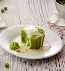 Flan de petits pois et sauce au fromage