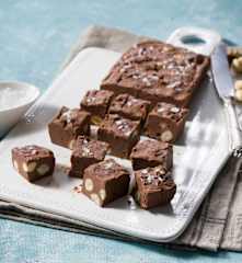 Fudge de chocolate con leche, avellanas con escamas de sal
