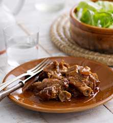 Manitas de cerdo guisadas en salsa en cocción lenta