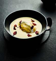 ‘Îles Flottantes’ su cioccolato bianco e petali di rose