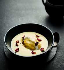 Islas flotantes en crema de chocolate blanco y rosas