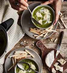 Velouté de petits pois, salade, perles du japon et camembert