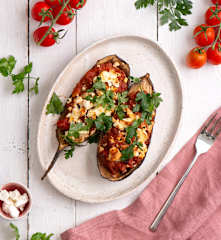 Zapiekane bakłażany z sosem pomidorowym i serem feta