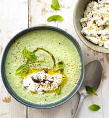 Soupe froide concombre-menthe et quenelles de chèvre frais
