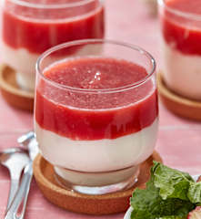 Schmandmousse mit Rhabarbertopping