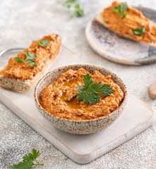 Pasta z pieczonej papryki i orzechów