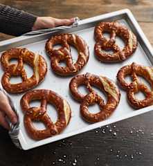 Bretzel farciti con speck, Emmental e cetriolini