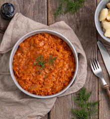 Wegetariańska duszona młoda kapusta