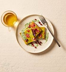 Kürbis-Omelette mit Kefir-Kräuter-Sauce und Granatapfel