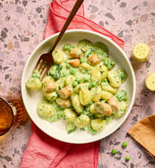 Gnocchi al verde mit Erbsen und Brühwürstchen