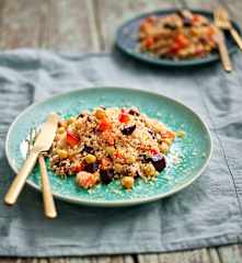 Salada de quinoa e grão com molho de mostarda