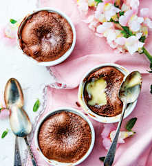 Coulant aux chocolats noir et au lait, insert au chocolat blanc