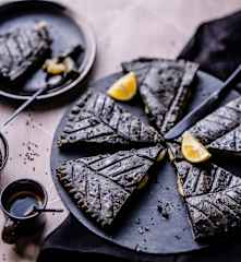 Galette des rois sésame noir et curd de yuzu