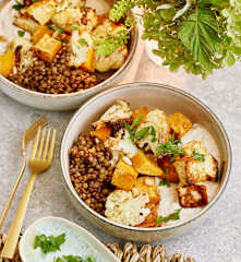 Linsen-Gemüse-Bowl mit Halloumi