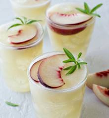 Té verde frío con cedrón y durazno