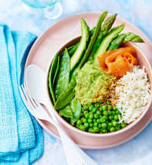 Buddha bowl de printemps au saumon fumé, sauce à l'avocat