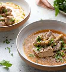 Pernil de porco com cebola em molho de Vinho do Porto